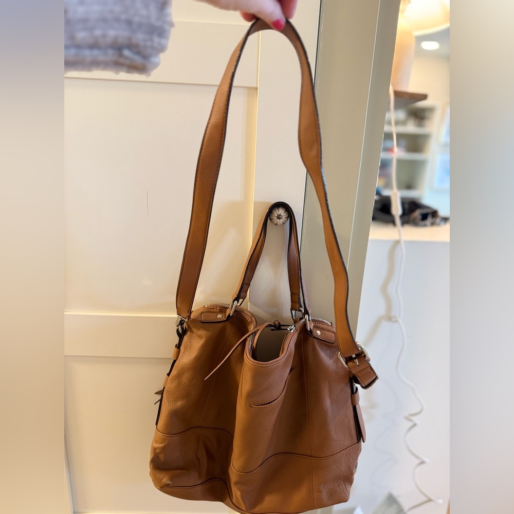 Chic Tan Leather Shoulder Bag